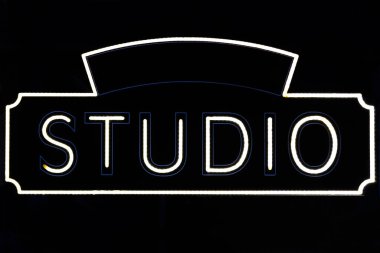 Siyah bir yüzey üzerinde beyaz ışık olan genel stüdyo ışığı işareti