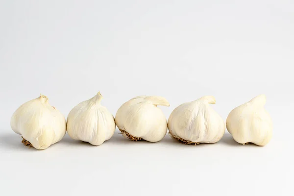 Fresh Organic Garlic White Table Isolated White Background Soft Focus — Stock Photo, Image