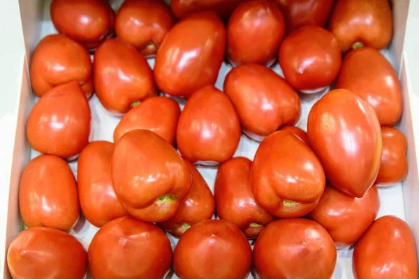 ストリートフード市場での販売のために表示される白いテーブルの上に新鮮な有機赤トマトを混合 健康食品の側面図やフラットレイアウト写真 — ストック写真