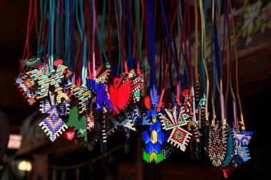 Romanya 'nın Bükreş kentindeki bir pazar fuarında hediyelik eşya olarak geleneksel süslemelerle el yapımı ahşap kolyeler satılıyor