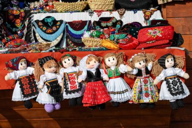 Romanya 'nın Bükreş kentindeki geleneksel bir hafta sonu pazarında satılık renkli tekstil el süslemeleri, çocuklar için oyuncak bebekler yapıldı