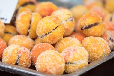 Büyük porsiyon taze pişmiş portakallı şeftali kekleri bir sokak yiyecek pazarının masasında sergileniyor.