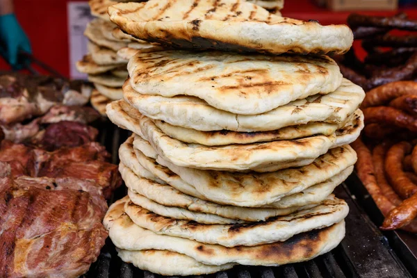 Stapel Hausgemachtes Fladenbrot Zum Verkauf Einem Fast Food Restaurant Auf — Stockfoto