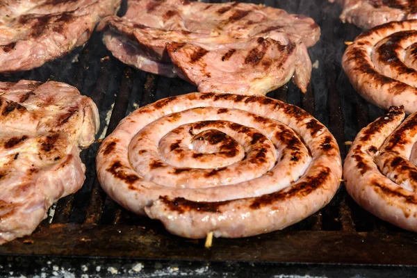 Gemischte Fleischwürste Die Auf Einem Heißen Schwarzen Metallgrill Gekocht Werden — Stockfoto