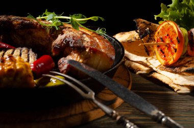 Izgarada sebzeli et var..