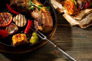 Izgarada et ve tavada sebzeler. Üst Wiew.