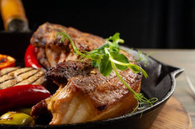 Izgarada et ve tavada sebze.. 