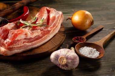 Tahtada taze et. Baharat, soğan, sarımsak, acı biber..