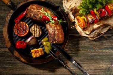 Izgarada et var, tavada sebzeler var. Üst Wiew.