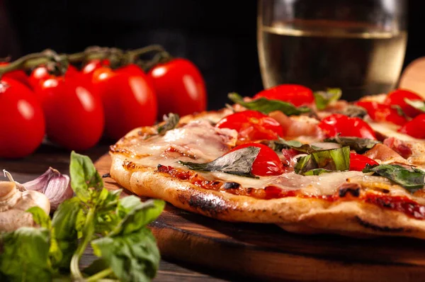 Pizza Fatta Casa Con Pancetta Funghi Una Tavola Legno Pomodori — Foto Stock