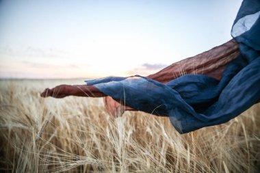 Buğday tarlasında ipek eşarp