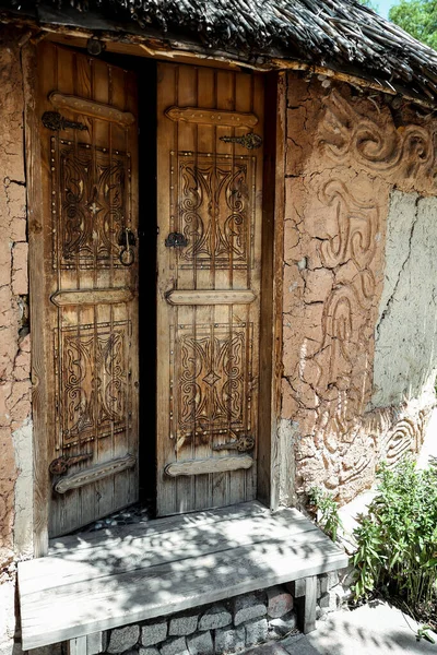 Portal Madeira Com Colunas Architrave Pedra Branca Esculpida Com Motivos — Fotografia de Stock