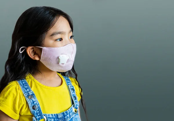 Tıbbi maskeli Asyalı kız.