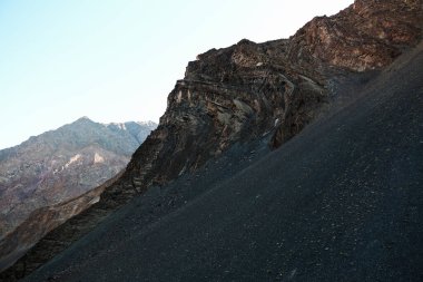 Kayalık dağlar ve sıradağlar arasındaki vadi