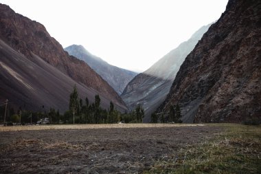 Kayalık dağlar ve sıradağlar arasındaki vadi
