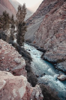 Fırtınalı dağ kayalık nehir berrak suyla