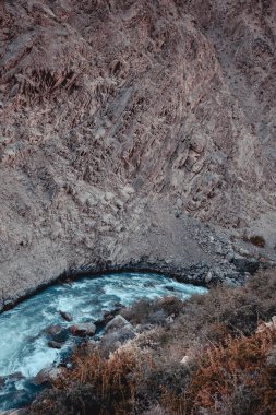 Fırtınalı dağ kayalık nehir berrak suyla