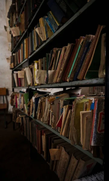 Livres Anciens Usés Dans Une Bibliothèque Rurale — Photo