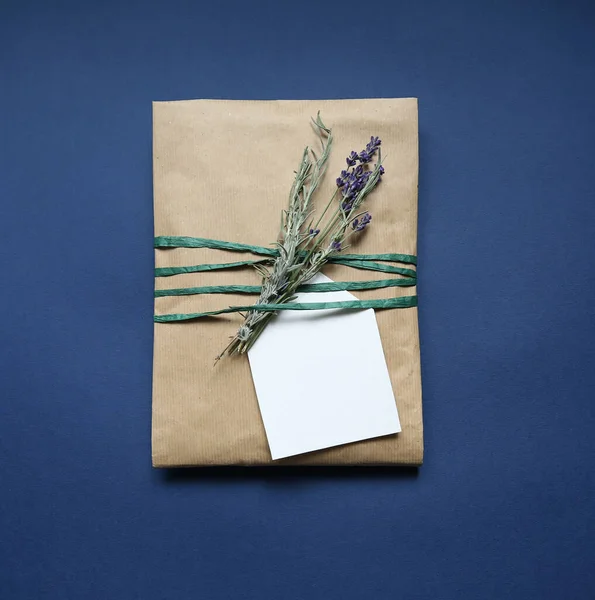 El yapımı güzel bir hediye. Salın kağıdından ve süslemeli kurdelelerden.