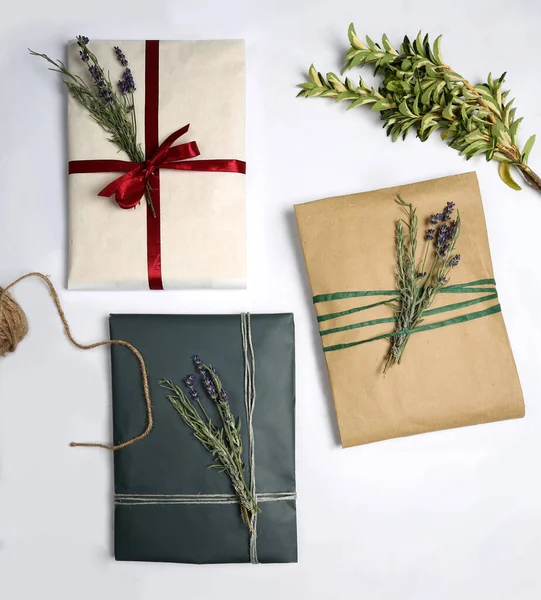 El yapımı güzel bir hediye. Salın kağıdından ve süslemeli kurdelelerden.