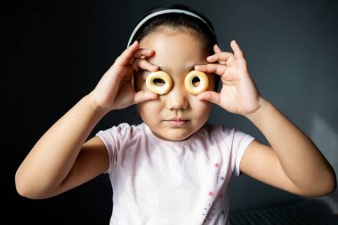 Çocuk yüzünden ekmek kırıntısı yapıyor.