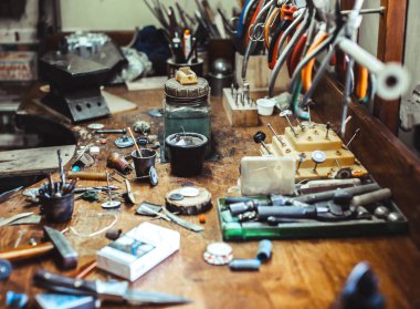 Özel ahşap işleme araçlarına sahip kuyumcu masaüstü