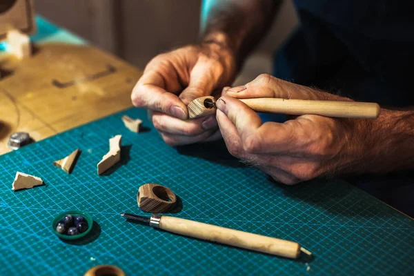 Kuyumcu tahtadan mücevher yapar.