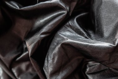 Buruşuk kumaş derisi, ipek renkli siyah, yakın çekim dokusu, arka plan.