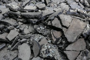 Yeniden doldurma işi. Asfalt parçaları, kırık asfalt parçaları, tamirat, inşaat işleri.