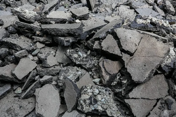 Yeniden doldurma işi. Asfalt parçaları, kırık asfalt parçaları, tamirat, inşaat işleri.