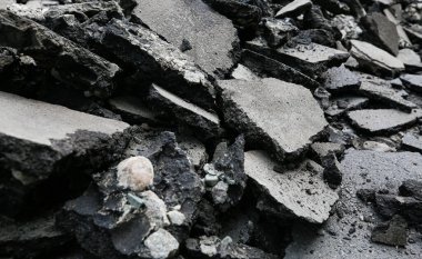 Yeniden doldurma işi. Asfalt parçaları, kırık asfalt parçaları, tamirat, inşaat işleri.