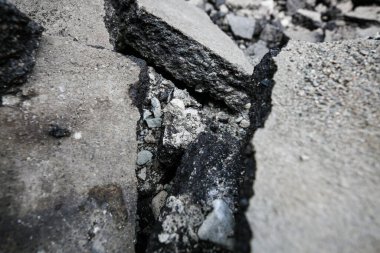 Yeniden doldurma işi. Asfalt parçaları, kırık asfalt parçaları, tamirat, inşaat işleri.