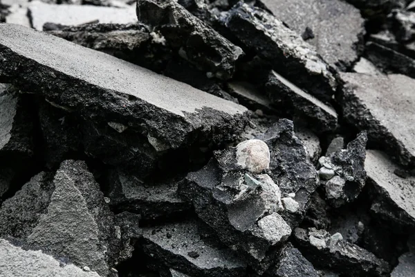 Yeniden doldurma işi. Asfalt parçaları, kırık asfalt parçaları, tamirat, inşaat işleri.