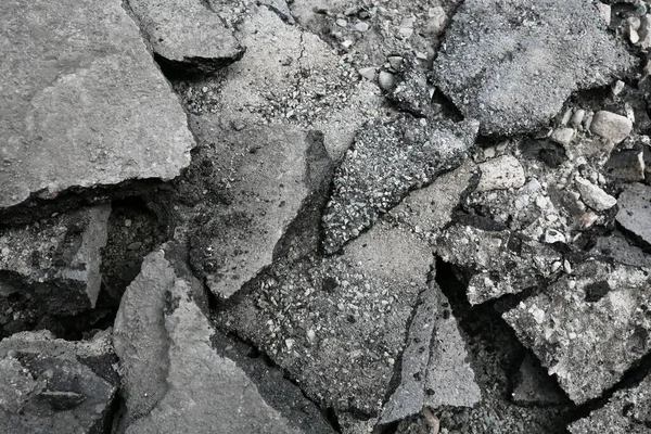 Yeniden doldurma işi. Asfalt parçaları, kırık asfalt parçaları, tamirat, inşaat işleri.