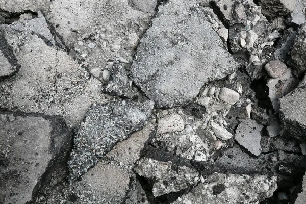 Yeniden doldurma işi. Asfalt parçaları, kırık asfalt parçaları, tamirat, inşaat işleri.