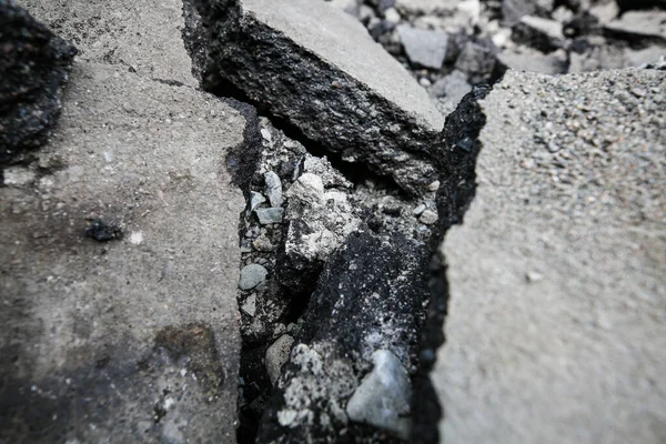 Yeniden doldurma işi. Asfalt parçaları, kırık asfalt parçaları, tamirat, inşaat işleri.