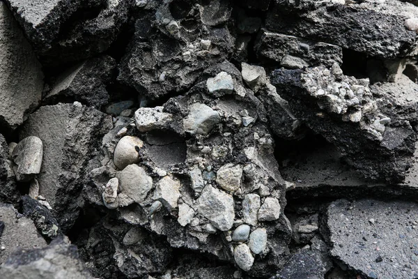 Yeniden doldurma işi. Asfalt parçaları, kırık asfalt parçaları, tamirat, inşaat işleri.