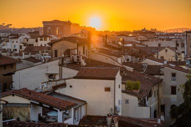 Floransa 'da günbatımı gökyüzü manzarası karakteristik çatı ve teraslarda, Toskana, İtalya