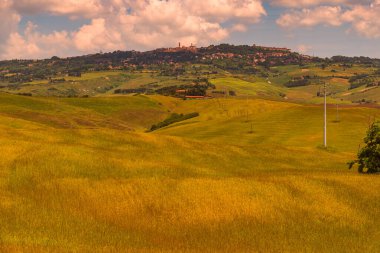 Tuscany, Volterra şehrinin tepeleri ve tarlaları olan manzarası.