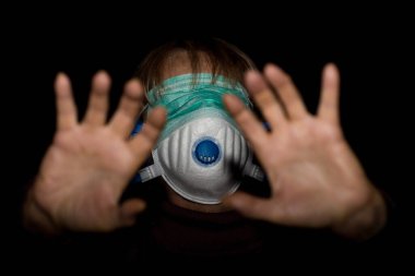 Koronavirüsü durdur, yüzünün her tarafına 2 tıbbi maske takmış korkmuş yaşlı kadın ellerini kaldırarak kendini tehditten korumaya çalışıyor. Covid-19 dövüşü, sembol, metafor, salgın, salgın, yayılma