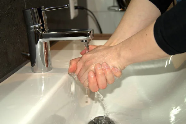 Mulher Lavando Mãos Com Sabão Tempo Corona — Fotografia de Stock