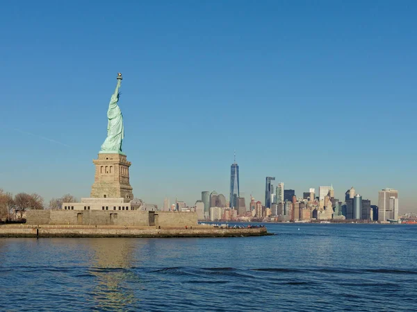 Widok Statuę Wolności Manhattan Tym Samym Czasie — Zdjęcie stockowe