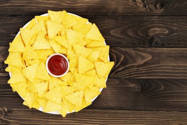 Tahta arka planda soslu Meksika mısır cipsi.. 