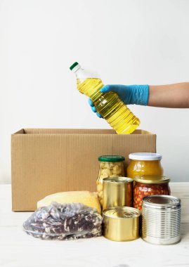 Bağış konsepti. Yiyecek bağış kutularını dolduruyorum. Hayırseverlik. İhtiyacı olanlara yardım etmek..