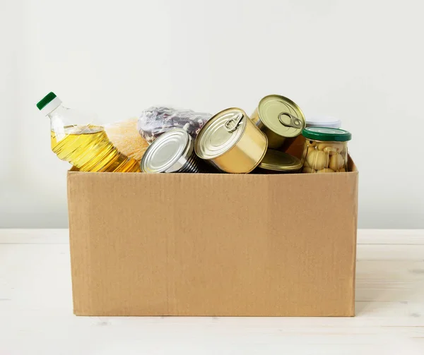 Een Corton Donatie Doos Met Voedsel Een Witte Houten Tafel Rechtenvrije Stockafbeeldingen