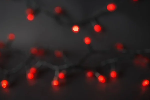 Festlich Unfokussierte Abstrakte Rote Glühbirnen Auf Schwarzem Hintergrund Für Design — Stockfoto