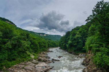 Kafkasya 'daki dağ nehri