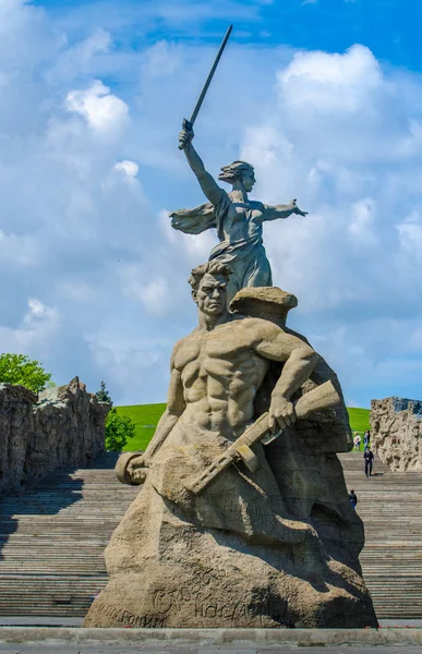 9 Mayıs Zafer Bayramı. Anavatan anıtı, Volgograd, Rusya. "Kahramanlar ölümüne savaşıyor" meydanı. — Stok fotoğraf