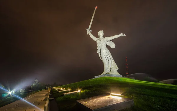9 maja, dzień zwycięstwa. Pomnik "ojczyzny" w zespole "do bitwy bohaterów Stalingradu" w Wołgogradzie, Rosja — Zdjęcie stockowe