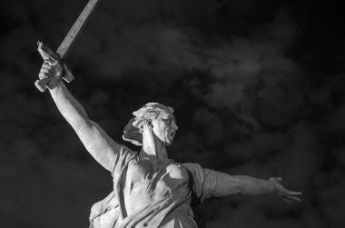 9 Mayıs Zafer Bayramı. Stalingrad'daki Mamaev Kurgan ve Anavatan anıtının bir bölümü (23 Şubat, 9 Mayıs).